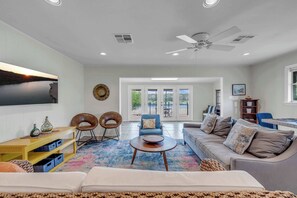 Smart TV, offices - Sunset Beach Bungalow- Lakefront w/ Views & Beach (Kingsland)