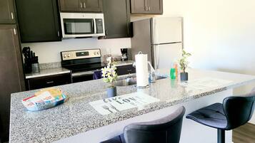 Een koelkast, een magnetron, een oven, een kookplaat