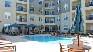 Een buitenzwembad, een verwarmd zwembad