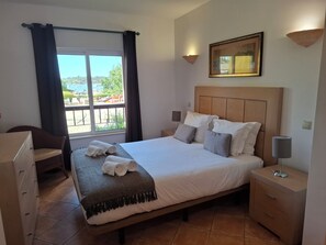 2 makuuhuonetta, tallelokero huoneessa, vauvan matkasänky