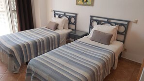 2 chambres, coffres-forts dans les chambres, lit parapluie