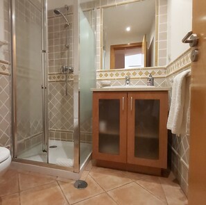 Combined shower/bathtub, hair dryer, bidet, towels