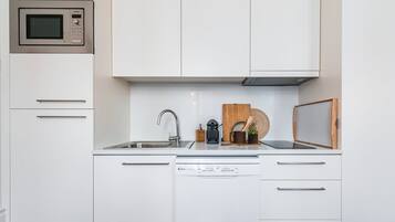 Een koelkast, een microgolfoven, een kookplaat