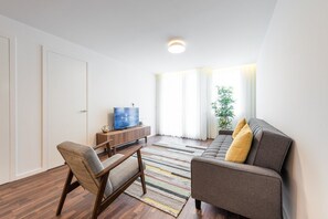 TV - GuestReady - Square Painted Ceuta (Porto)