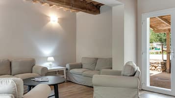 Een smart-tv en een open haard