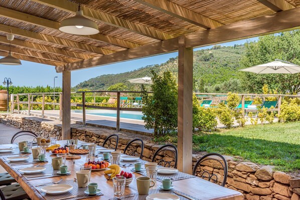 Outdoor dining - PRIVATE POOL - AGRITURISMO FATTORIA LA PIEVE - VILLA NERINO 8 km from Pisa (Calci)