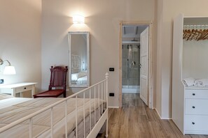 5 habitaciones, tabla de planchar con plancha y cuna de viaje