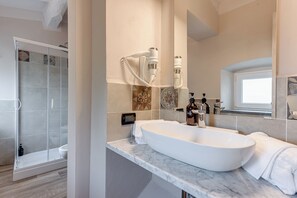 Bruser, hårtørrer, bidet, håndklæder