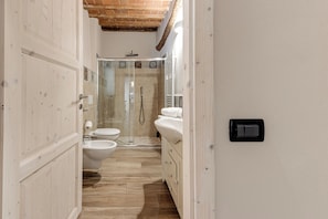 Bruser, hårtørrer, bidet, håndklæder