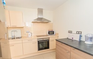 Frigorífico, microondas, horno y lavavajillas