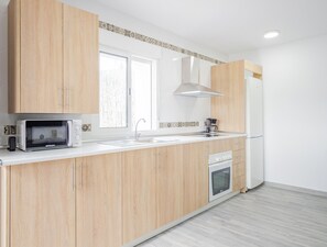 Réfrigérateur, micro-ondes, four, cafetière/bouilloire