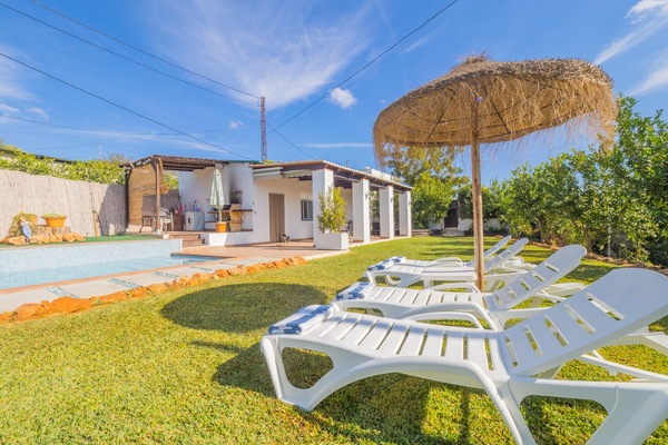 Enjoy the garden of this rural house in Cártama