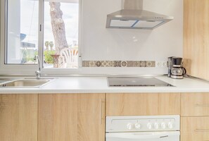 Een koelkast, een microgolfoven, een oven