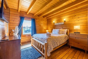 3 bedrooms, desk, iron/ironing board, travel cot