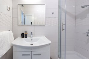 Ducha, secador de pelo, toallas y jabón