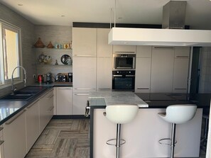 ثلاجة، ميكروويف، فرن، موقد طهي مسطح