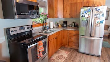 Refrigerador, microondas, horno y parrilla de estufa