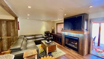 TV connectée, cheminée, espaces bureaux