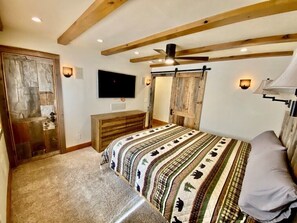 3 bedrooms, desk, iron/ironing board, travel cot