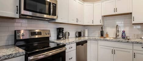 Maison (3 Bedrooms) | Cuisine privée | Réfrigérateur, four à micro-ondes, un four, surface de cuisson