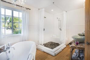 Combined shower/tub, hair dryer, towels, soap