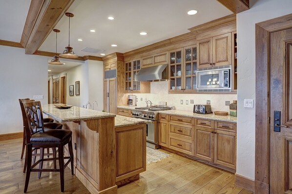 Microwave, oven, dishwasher, coffee/tea maker - 4Br Ski in/Ski Out the Top of Bachelor Gulch by RedAwning (Avon)