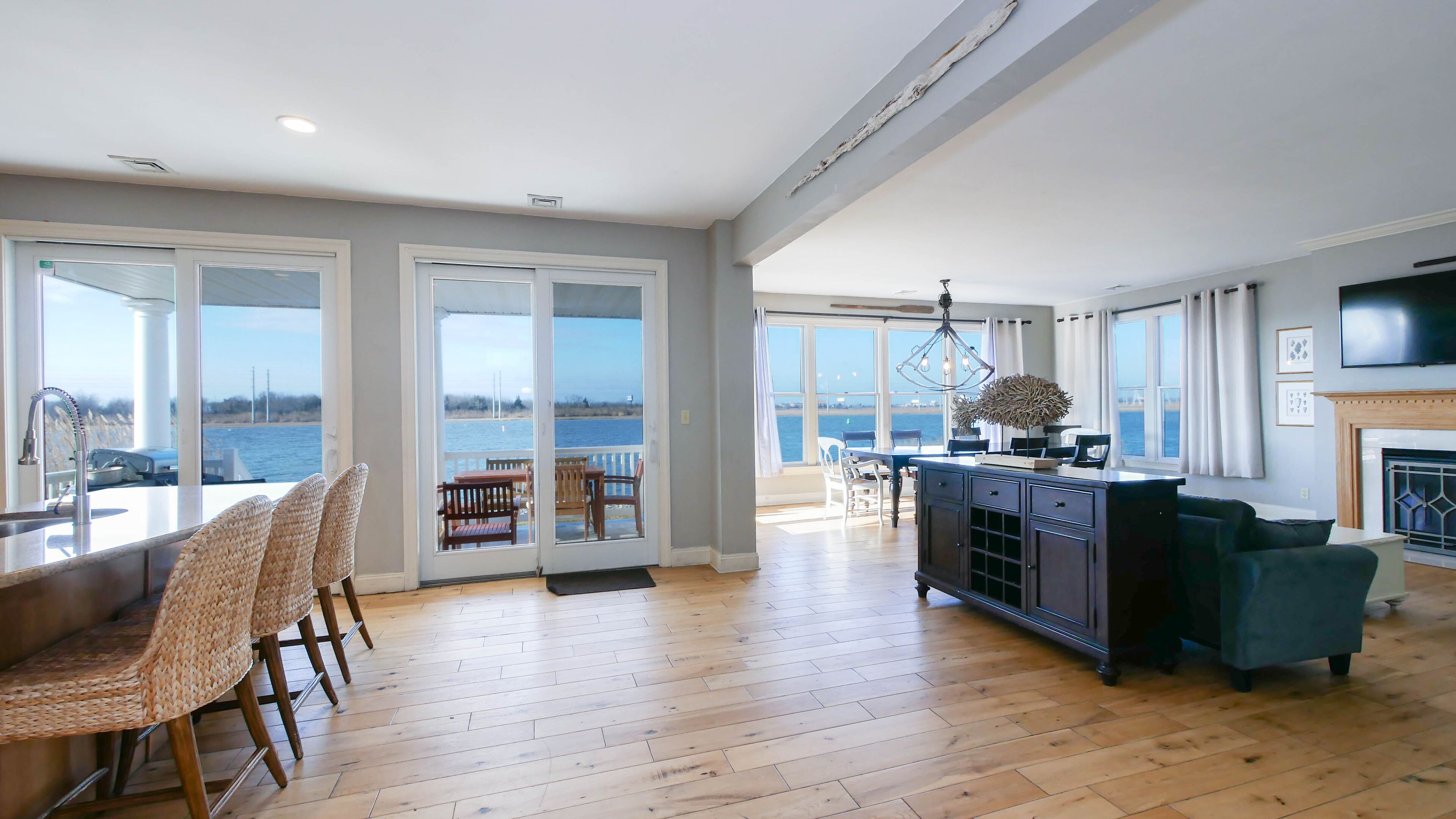 AMAZING SUNSETS! Waterfront with 4 decks/yard. Close to beaches/casinos 