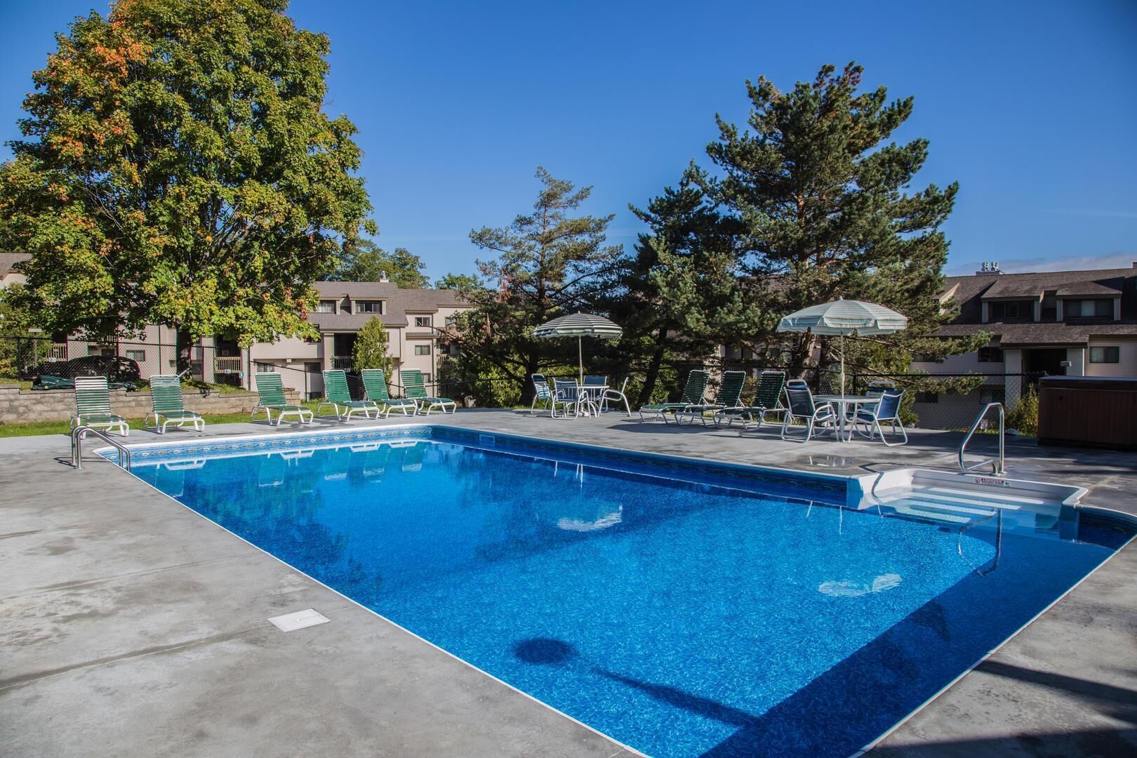 Una piscina techada, una piscina al aire libre