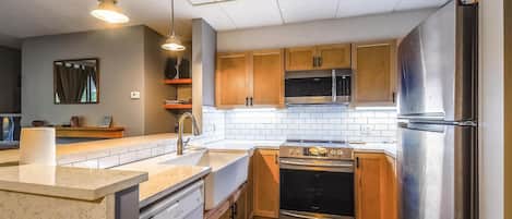 Condo, 1 Queen Bed with Sofa bed (Pinnacle E15) | Private kitchen