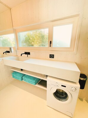 Dusche, Whirlpool, Haartrockner, Handtücher