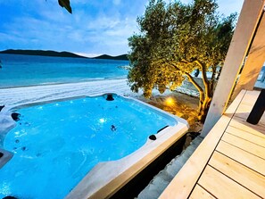 Outdoor spa tub - BUQEZ ECO RESORT - Villa 81 - direct by beach (Drage)