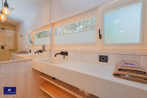 Dusche, Whirlpool, Haartrockner, Handtücher