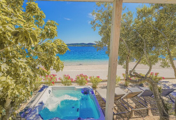 Outdoor spa tub - BUQEZ ECO RESORT - Villa 81 - direct by beach (Drage)