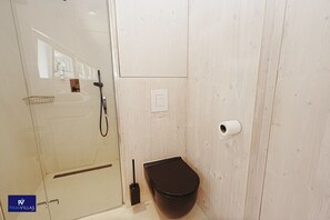 Shower, jetted tub, hair dryer, towels
