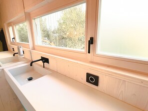 Een douche, een bubbelbad, een haardroger, handdoeken