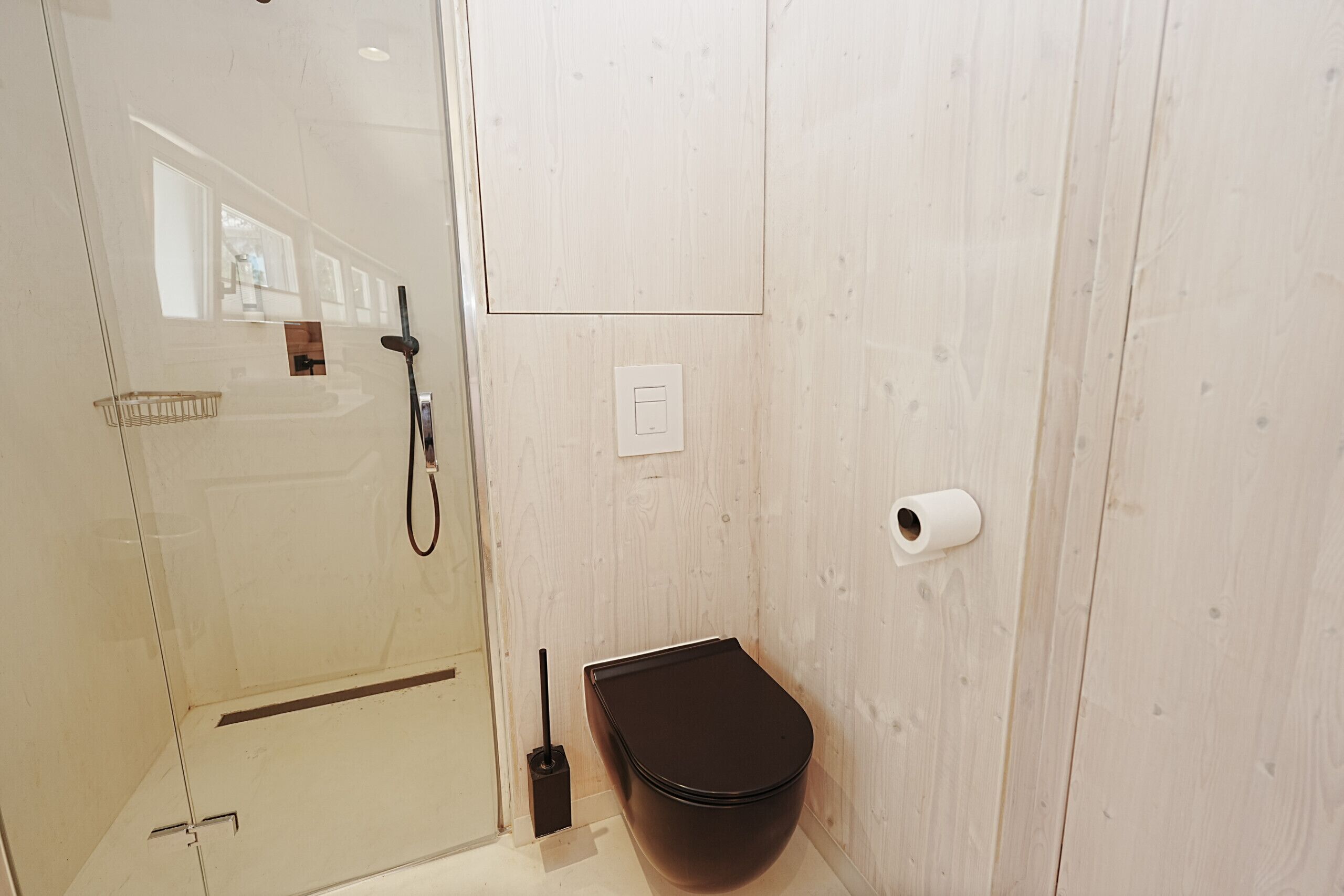 Shower, jetted bath, hair dryer, towels