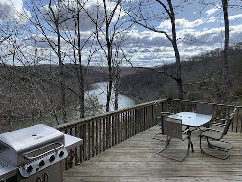 Amazing 5BR House with Lake & Mountain Views in Gated Resort