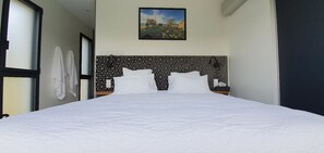 2 habitaciones, tabla de planchar con plancha y cuna de viaje 