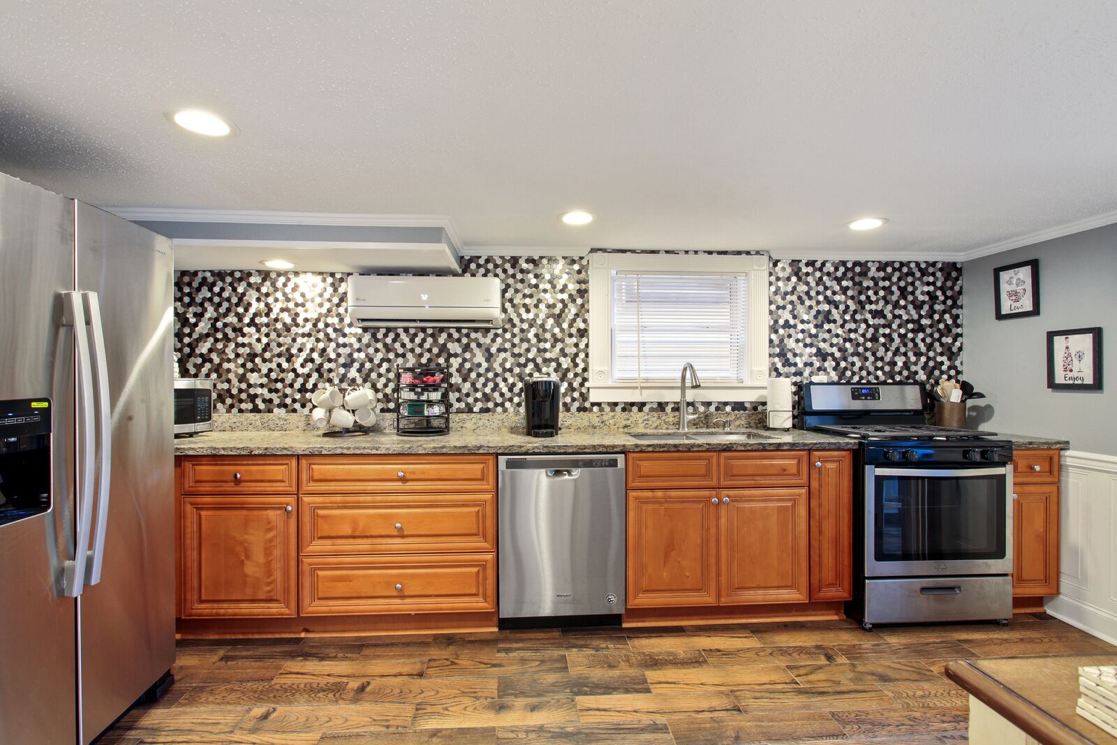 Réfrigérateur, micro-ondes, four, plaque de cuisson