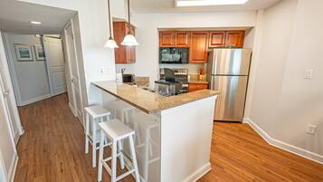 Geladeira, micro-ondas, fogão, cooktop