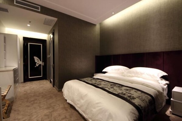 Un dormitorio con cama, mesita de noche, cómoda y puerta decorada con una mariposa.