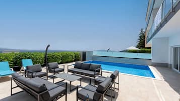 Una piscina al aire libre, una piscina climatizada