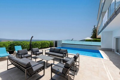 Modern 5-BR Villa for 10+1 with heated Pool and Jacuzzi