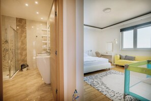 Een bad/douchecombinatie, een bubbelbad, een haardroger, een bidet