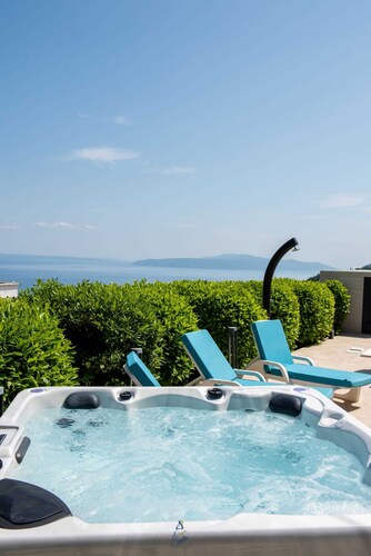 Villa moderne de 5 chambres pour 10 personnes avec piscine chauffée et jacuzzi