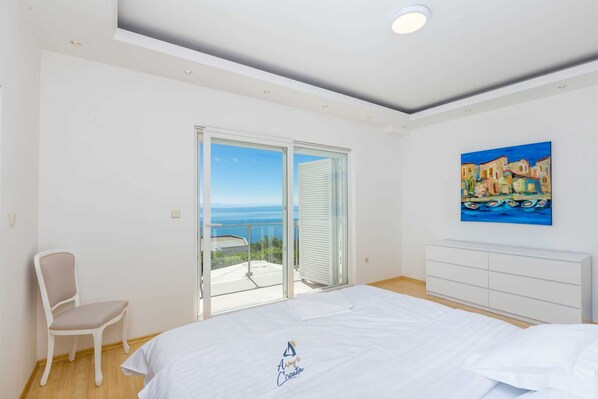 5 bedrooms, iron/ironing board, WiFi, bed sheets