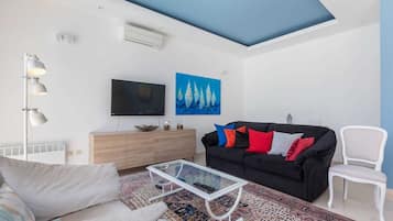 Una Smart TV, un reproductor de DVD, libros