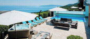 Modern 5-BR Villa with Pool, Jacuzzi & Sea View