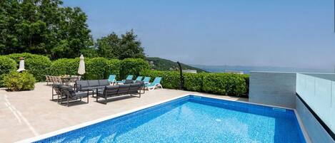 Piscina all'aperto, una piscina riscaldata