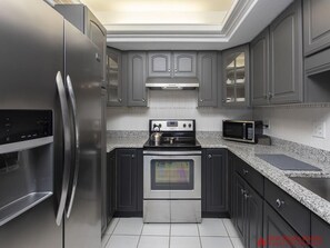 Jääkaappi, mikroaaltouuni, uuni, liesi